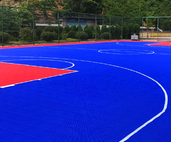 张家港篮球场室外拼装绿巨人污免费入口